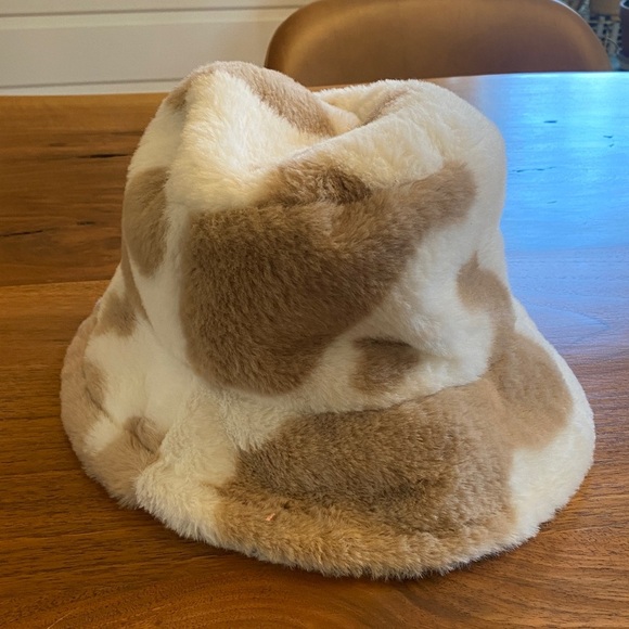 NWOT faux fur cow print bucket hat - Picture 5 of 5